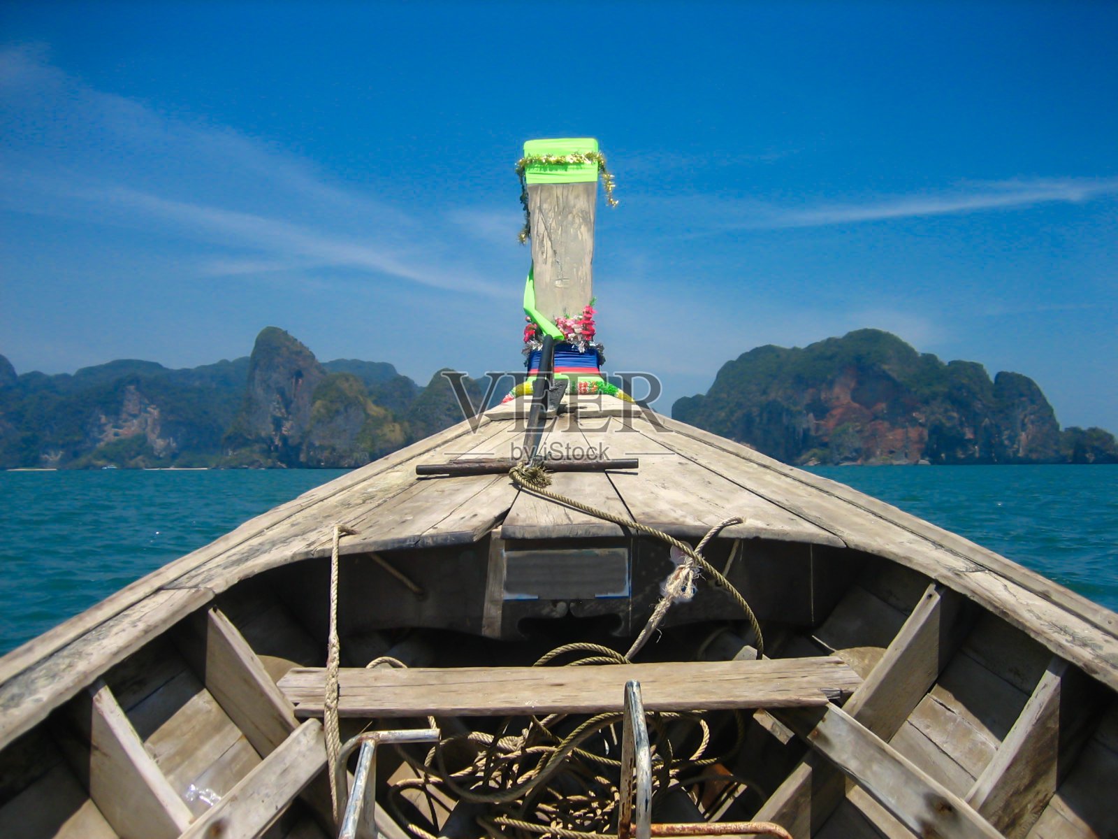 泰国甲米海上的一艘木船照片摄影图片