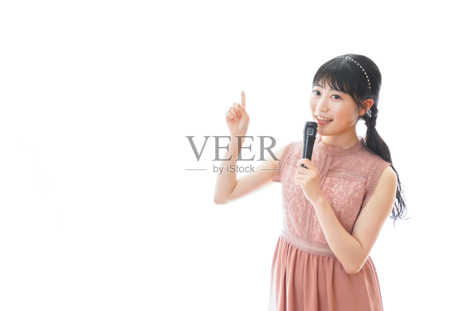 一个年轻女子在婚宴上讲话照片摄影图片