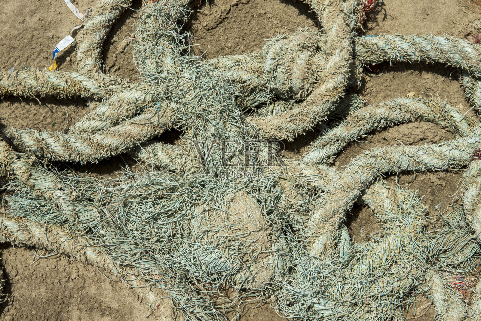 沙滩上的旧绳子照片摄影图片