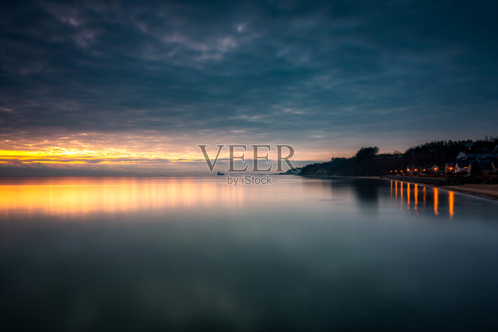 日出前在梅彻林基村的波罗的海海滩照片摄影图片