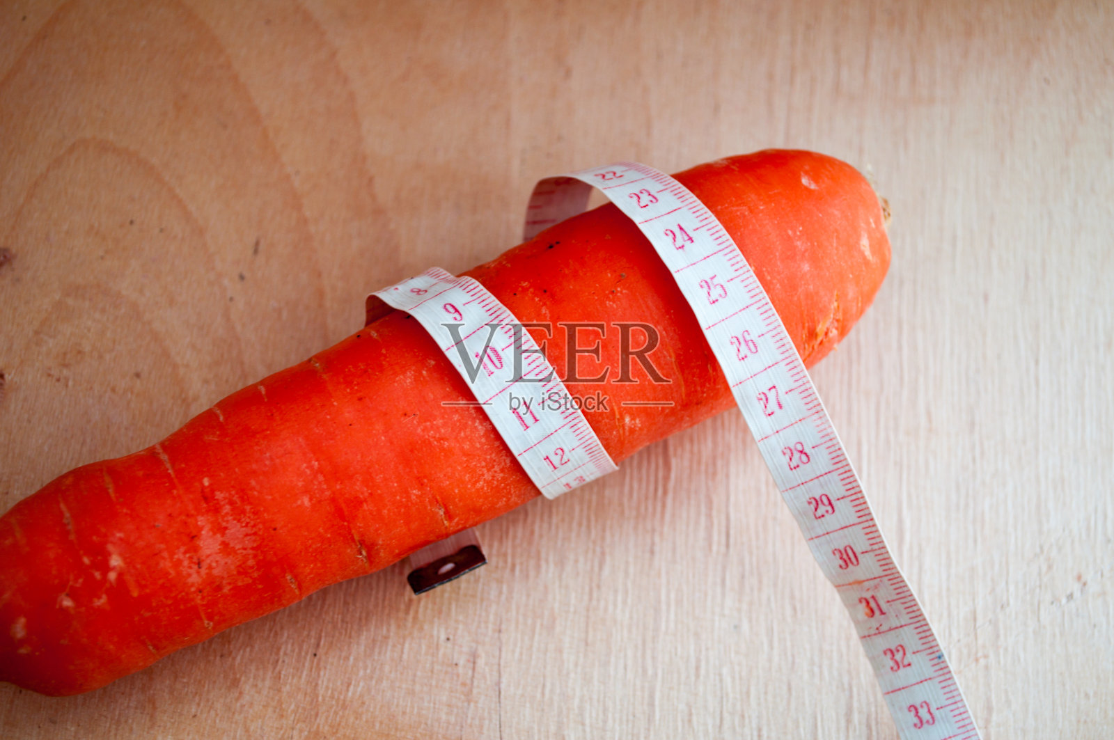 胡萝卜和卷尺。健康的生活方式。在夏天减肥。适当的营养。HLS。饮食。关心你自己和你的健康照片摄影图片