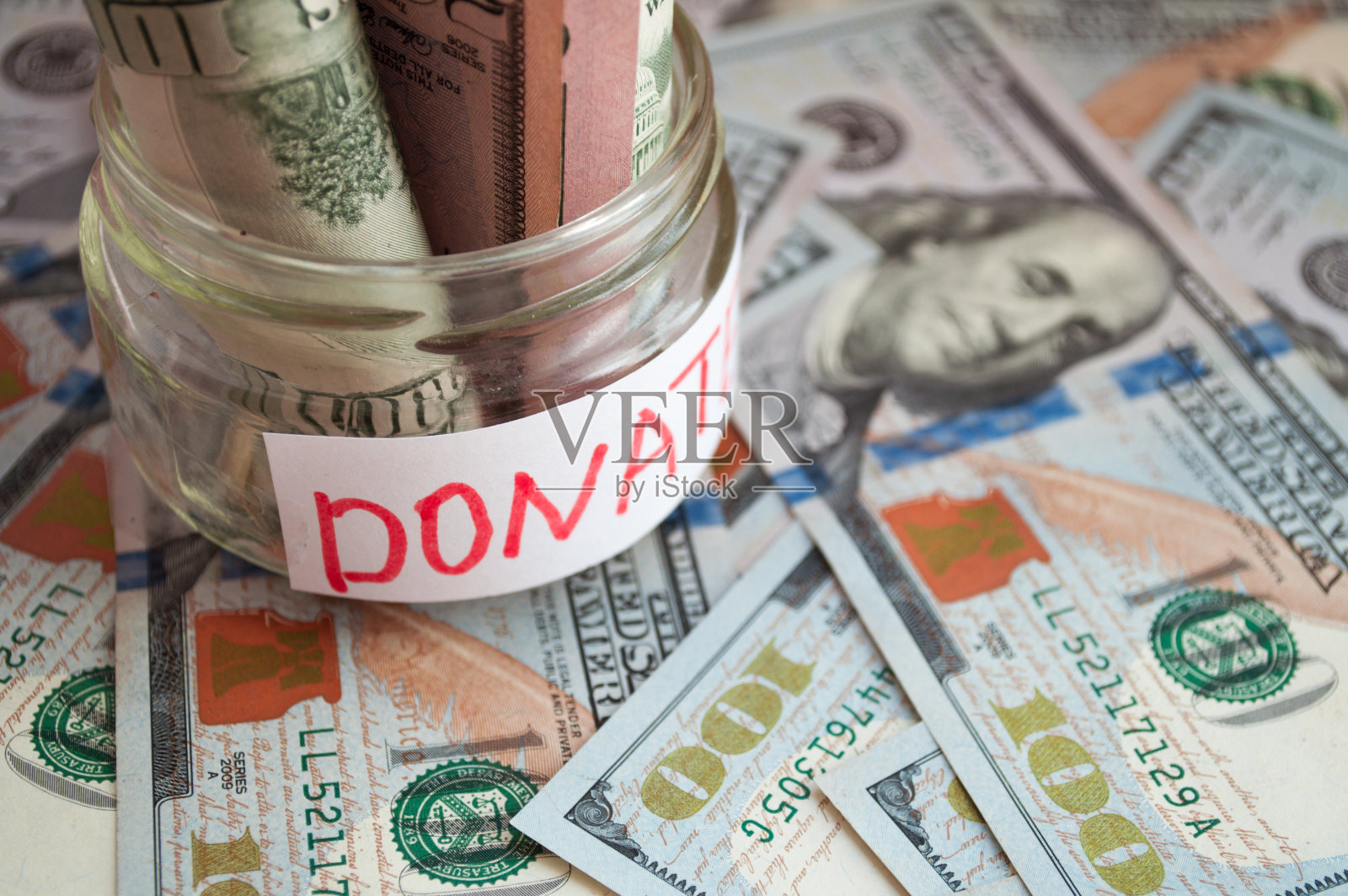 银行里用于捐赠的钱。帮助你的邻居。照片摄影图片