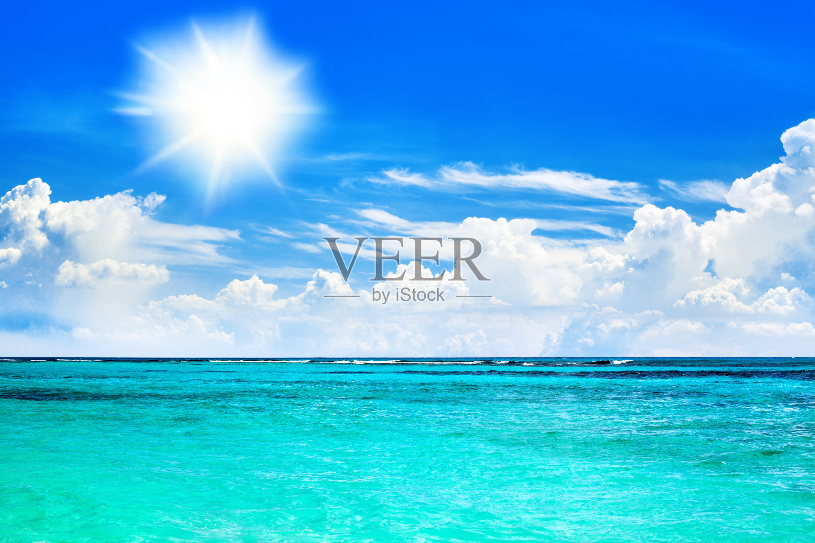 美丽的海景，热带海滩，绿松石海水，闪亮的太阳，蓝天，白云背景，炎热的暑假，异国情调的岛屿度假，海洋，泻湖，加勒比旅游，马尔代夫景观照片摄影图片