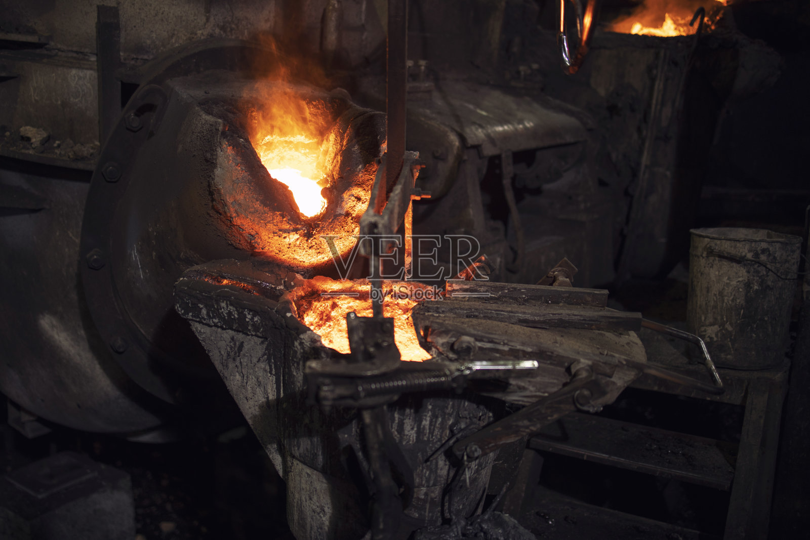 铸造用电弧炉用熔铁。冶金和工业钢铁生产。照片摄影图片