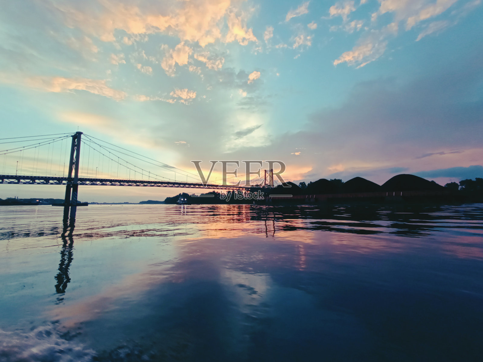 巴里托河上的日落照片摄影图片