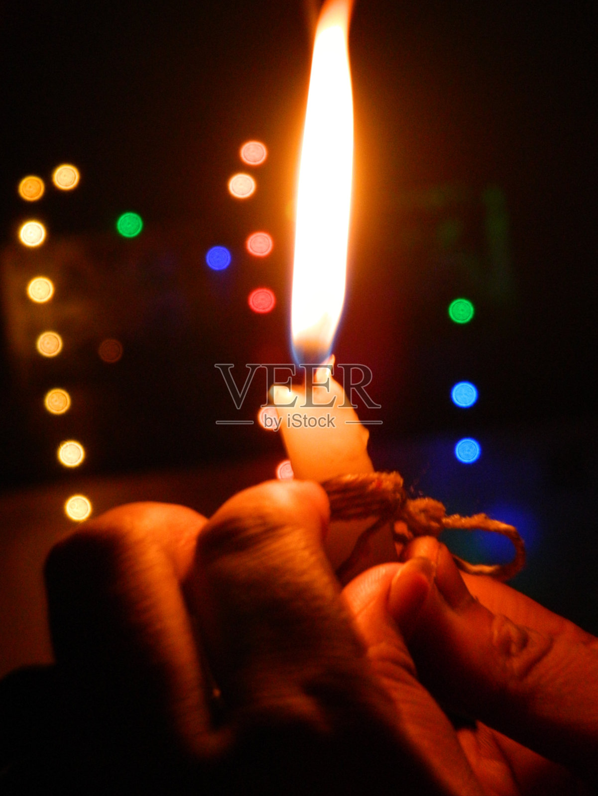 蜡烛象征着黑暗中的光明......照片摄影图片