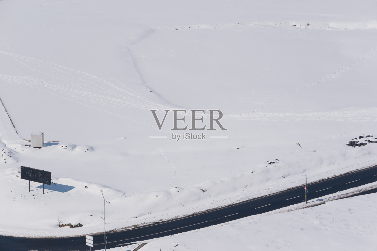 一大片白雪覆盖的土地。照片摄影图片