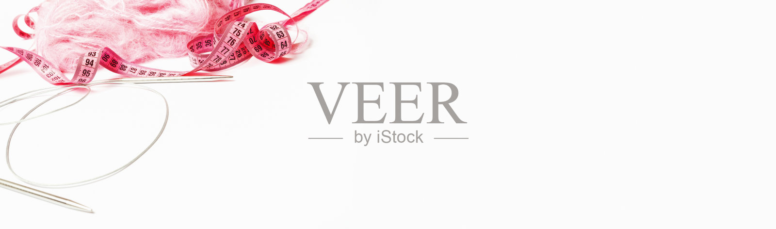 对针织配件。粉色的纱线，编织针，白色背景的特写。副本的空间。俯视图，针线活概念。横幅照片摄影图片