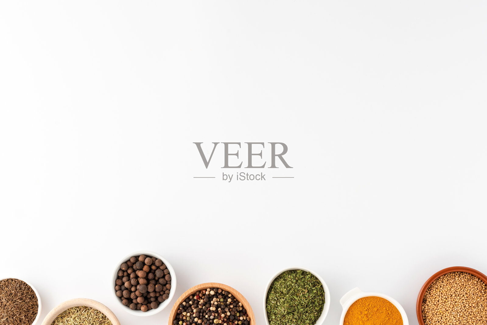 上方拍摄的佐料碗孤立的白色背景与copyspace照片摄影图片