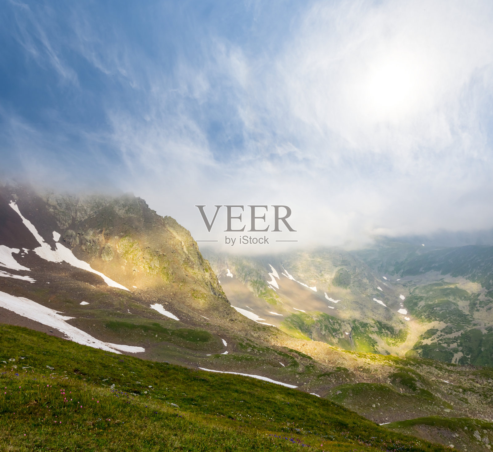 美丽的山谷在云中照片摄影图片