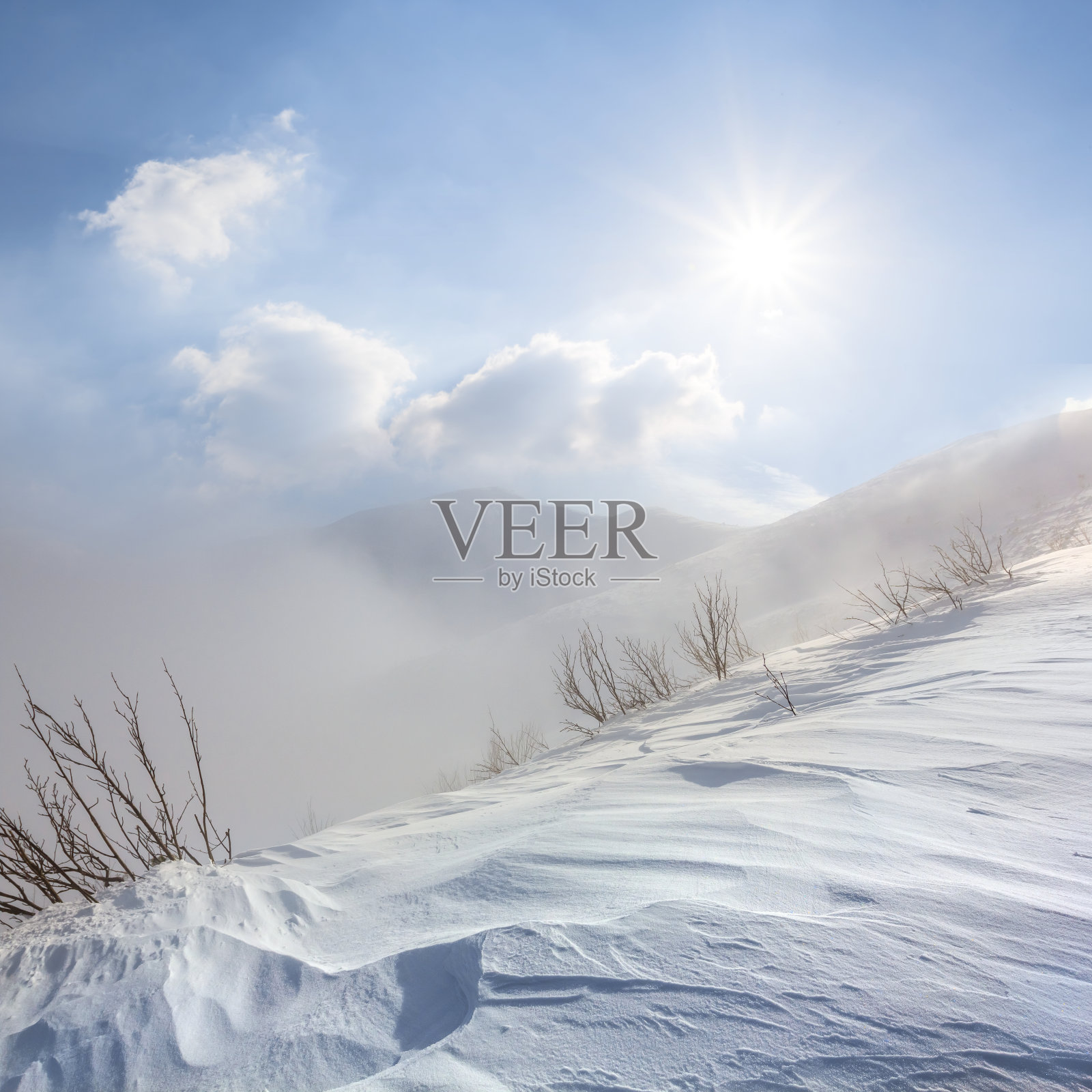 冬日的山景下闪耀着阳光照片摄影图片