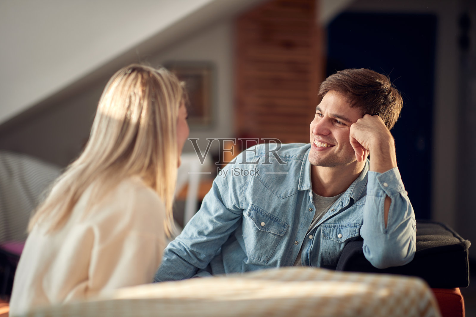 一对年轻夫妇在家里享受浪漫时刻。夫妻，关系，家，在一起照片摄影图片