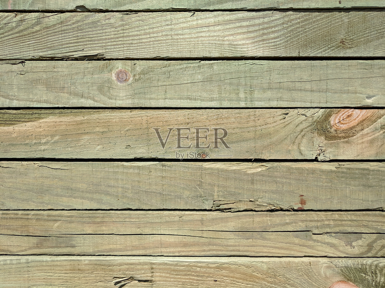 一排排旧的和磨损的压力处理甲板照片摄影图片