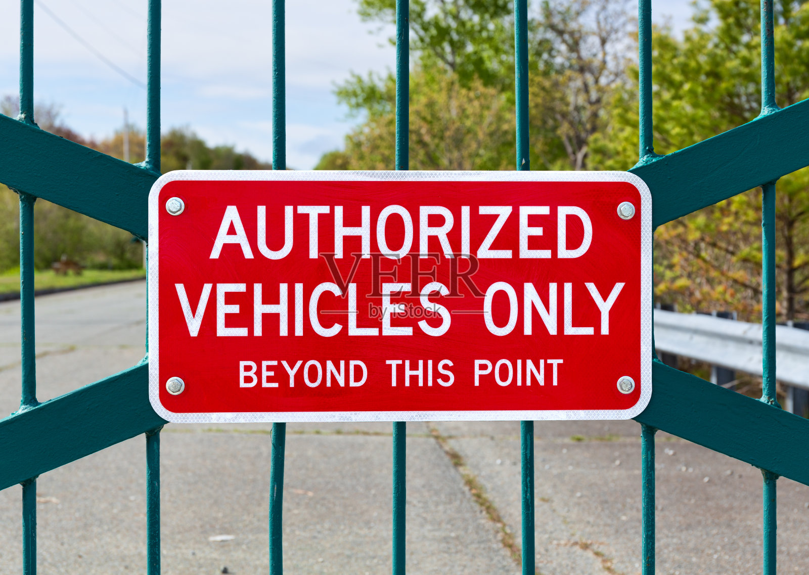铁门上有“仅限授权车辆通行”的标志照片摄影图片