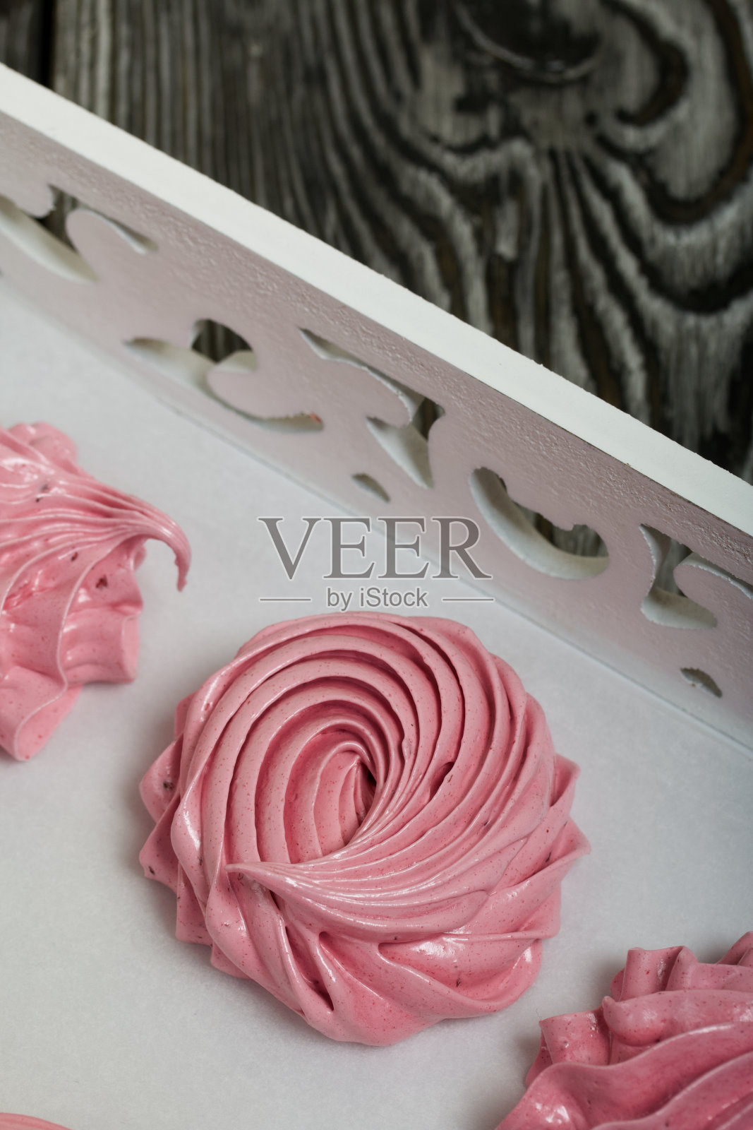 白色木托盘上放着煮好的棉花糖。站在木板上。照片摄影图片