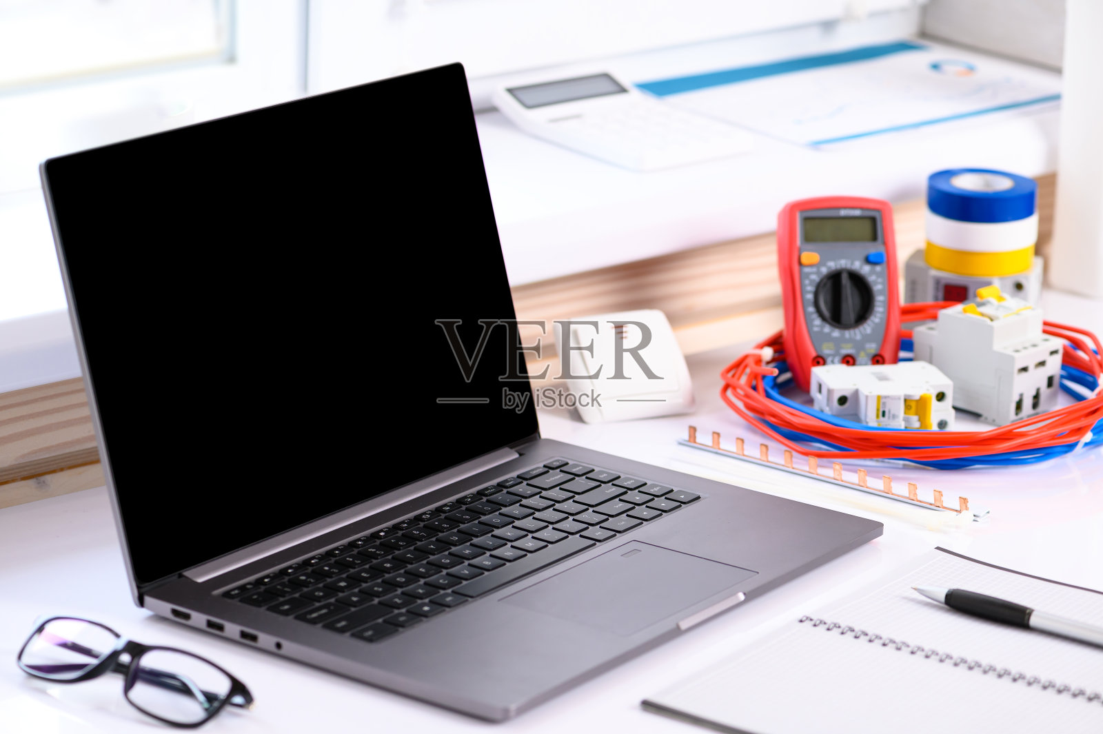 ． 电气安装的课程。在桌子上有电脑，电缆，测试仪，自动开关。在线学习照片摄影图片