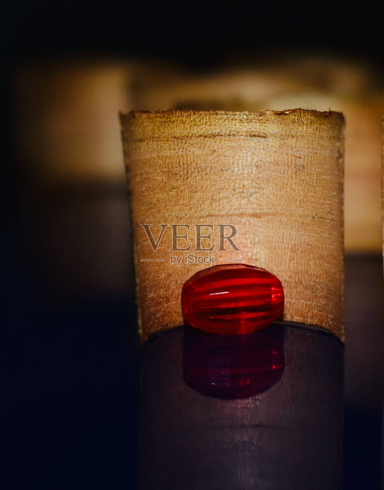 黄色木制品前面有红色的珠子照片摄影图片