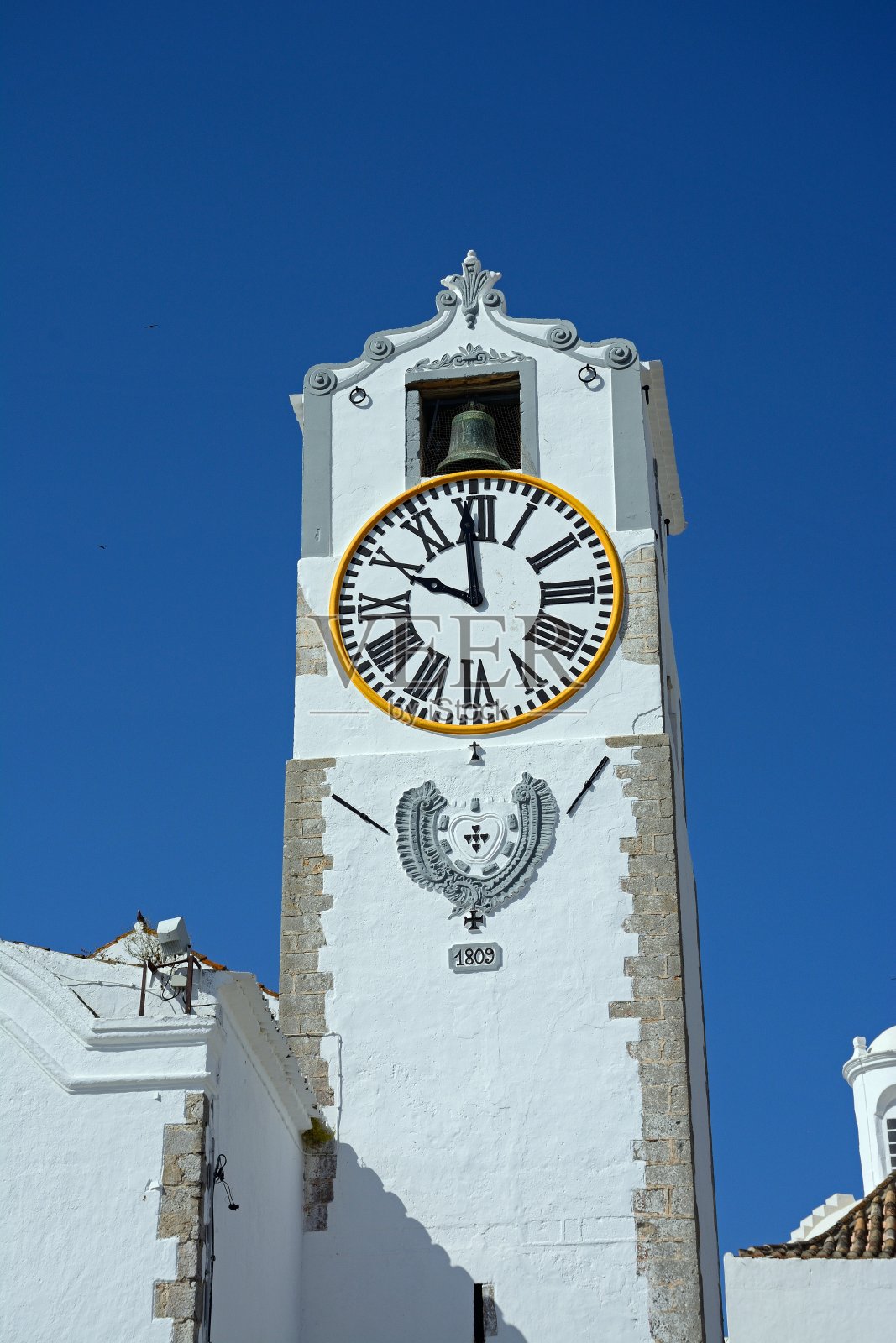 葡萄牙塔维拉的圣玛丽教堂塔。照片摄影图片