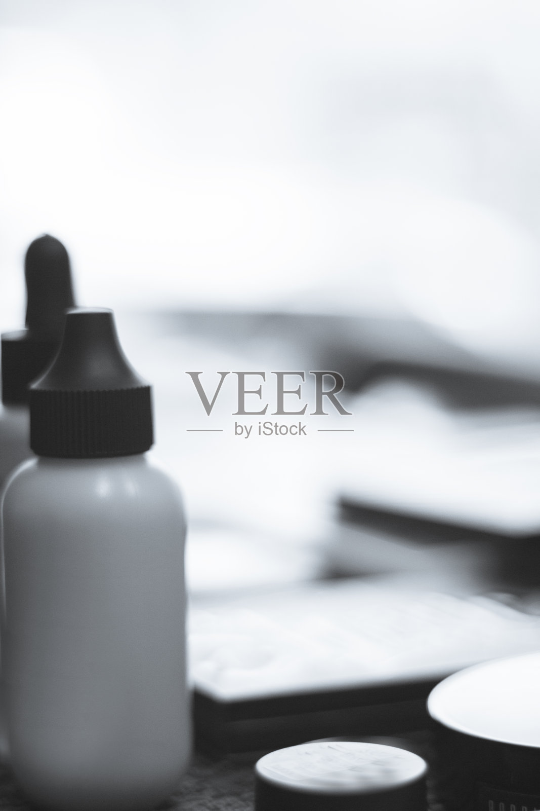 桌上有各种各样的化妆品。没有人照片摄影图片