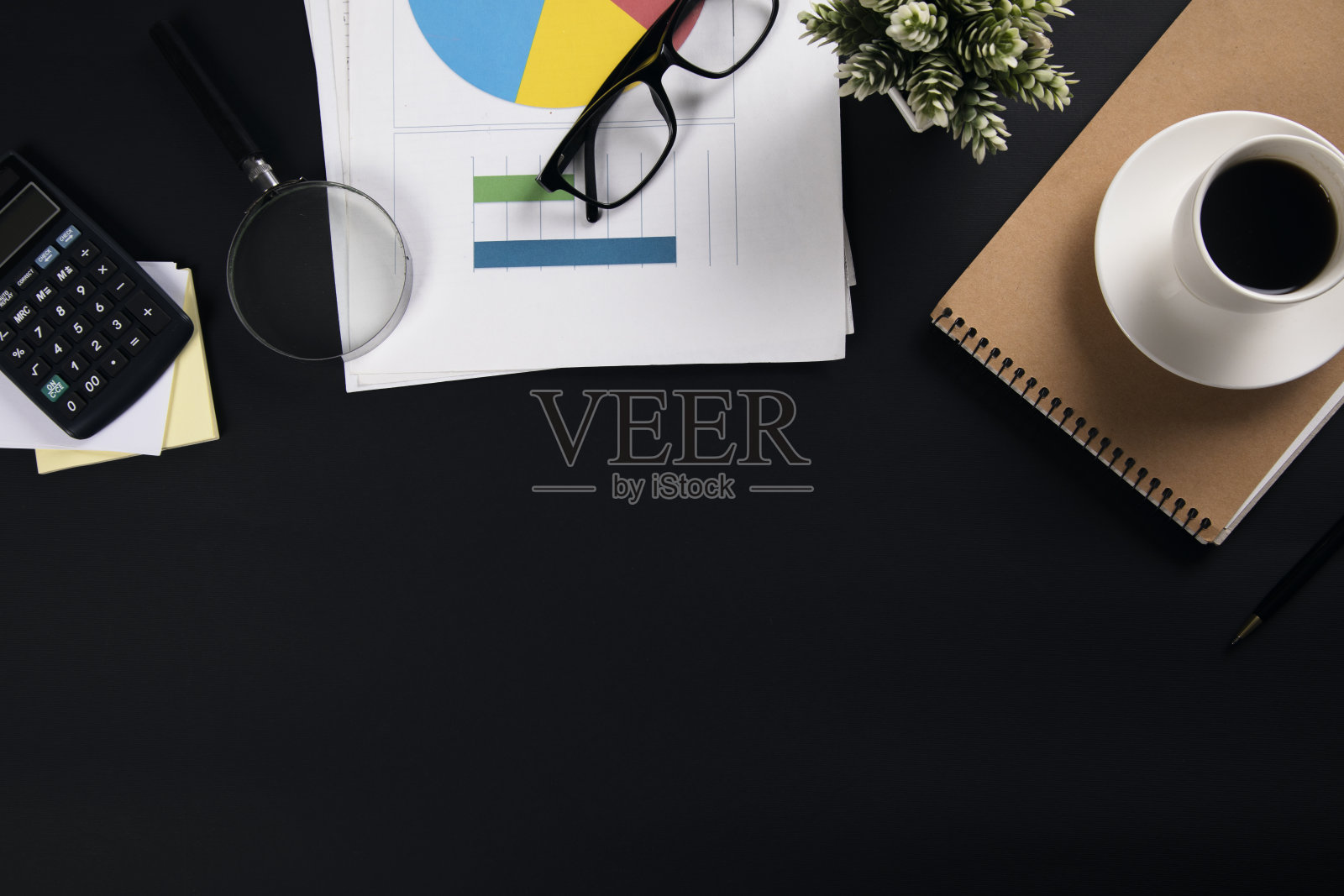 咖啡在办公室工作黑色桌子照片摄影图片