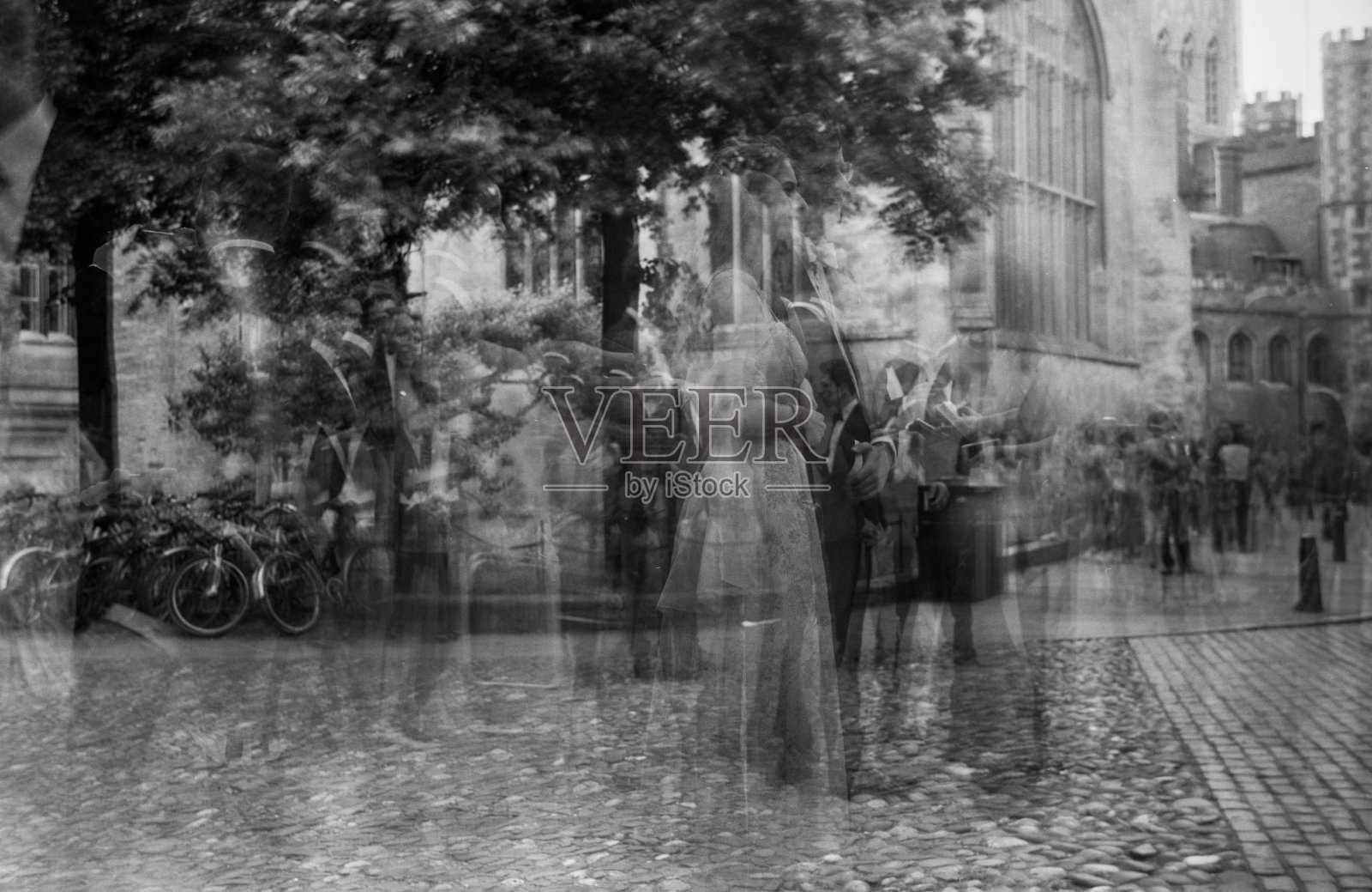 幽灵在老建筑前照片摄影图片