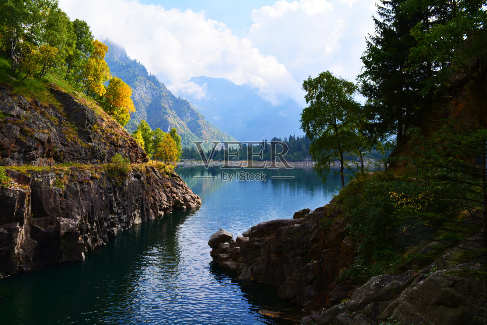高山中的湖泊照片摄影图片
