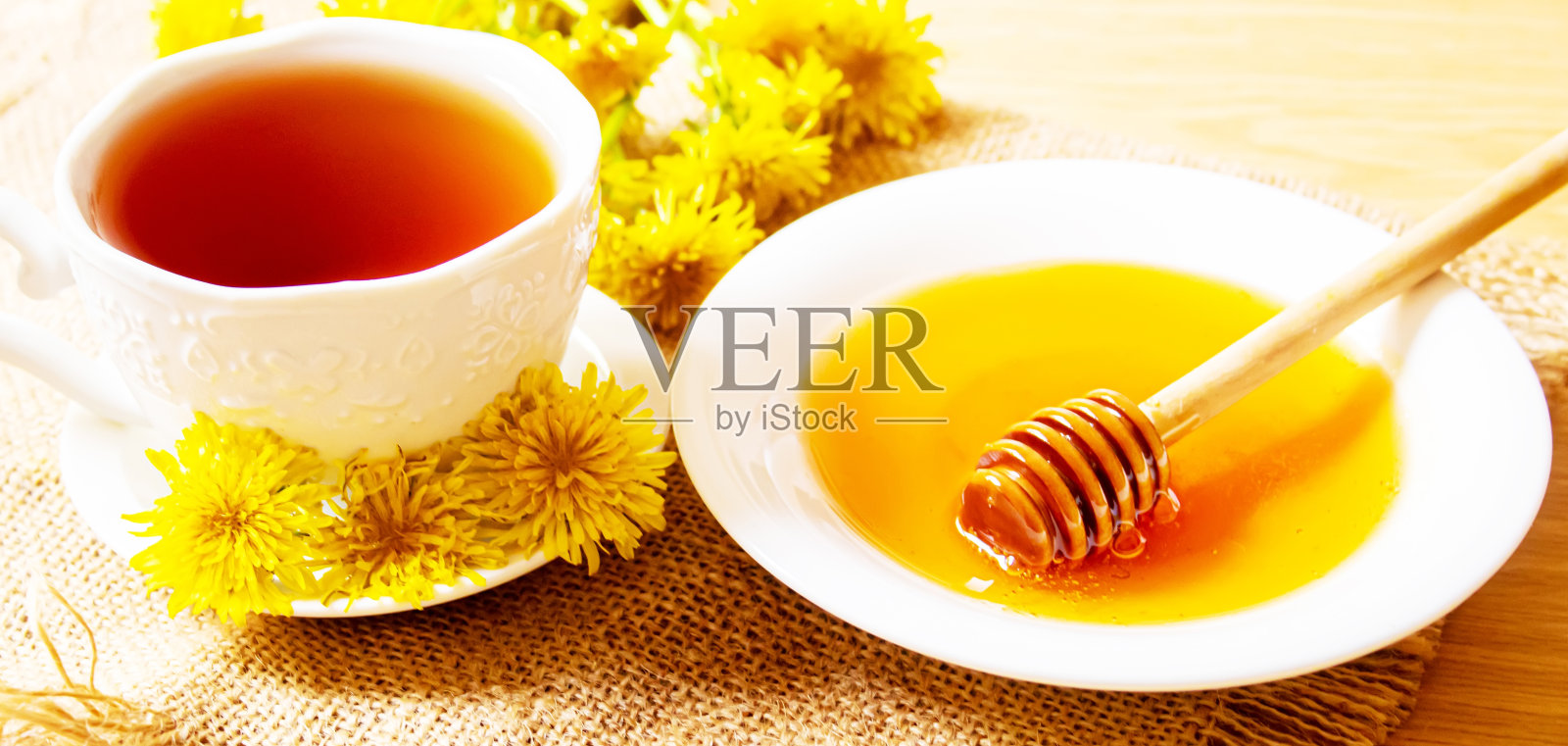 蜂蜜和蒲公英。一杯蒲公英茶。有选择性的重点。照片摄影图片