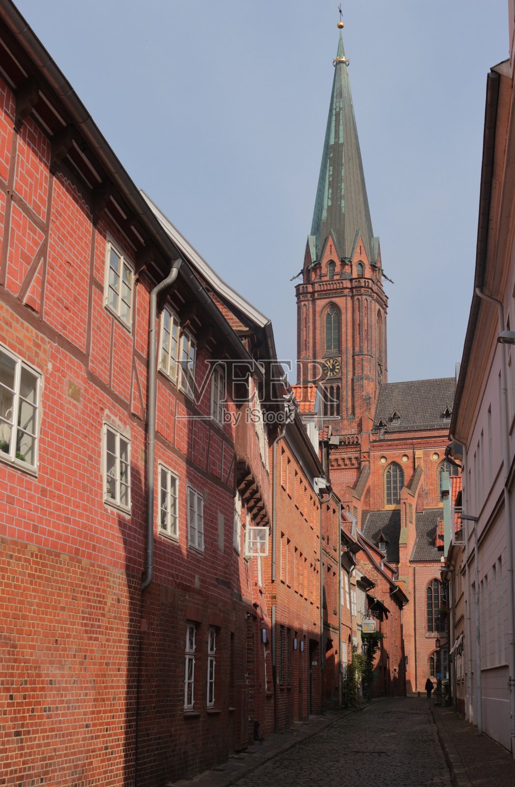 圣尼科莱教堂和小巷Lüneburg，德国。照片摄影图片