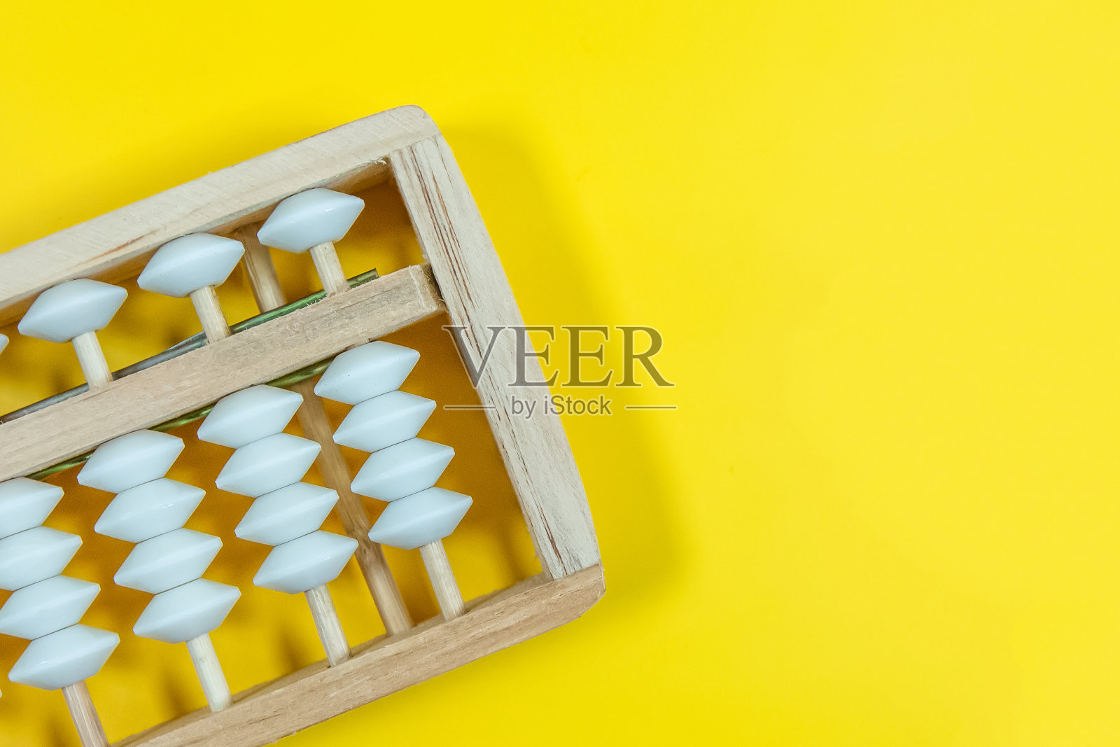 会计算盘在黄色背景与复制空间。照片摄影图片