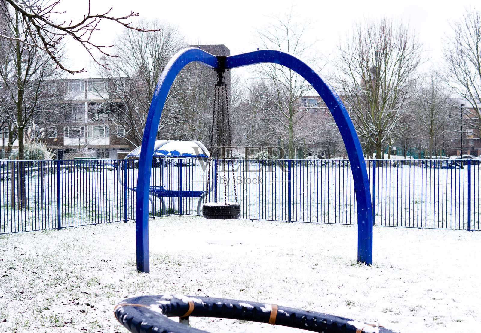 英国伦敦，2021年1月24日。公园因新冠肺炎关闭;孩子们在操场上玩雪，这是伦敦第一次下雪。新型冠状病毒肺炎照片摄影图片