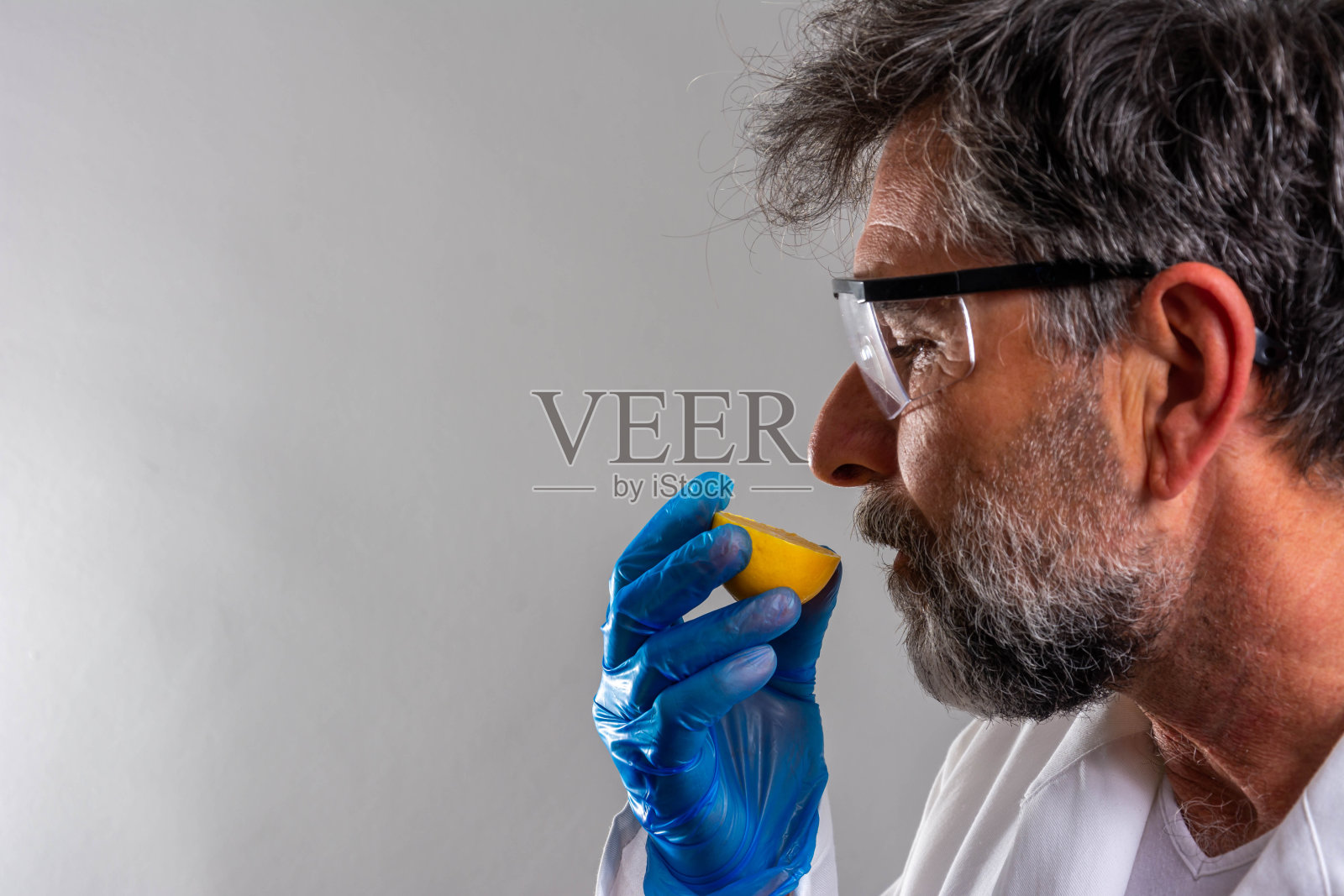 嗅觉缺失或嗅觉失明，即丧失嗅觉能力，是冠状病毒引起的传染性疾病covid-19的可能症状之一照片摄影图片