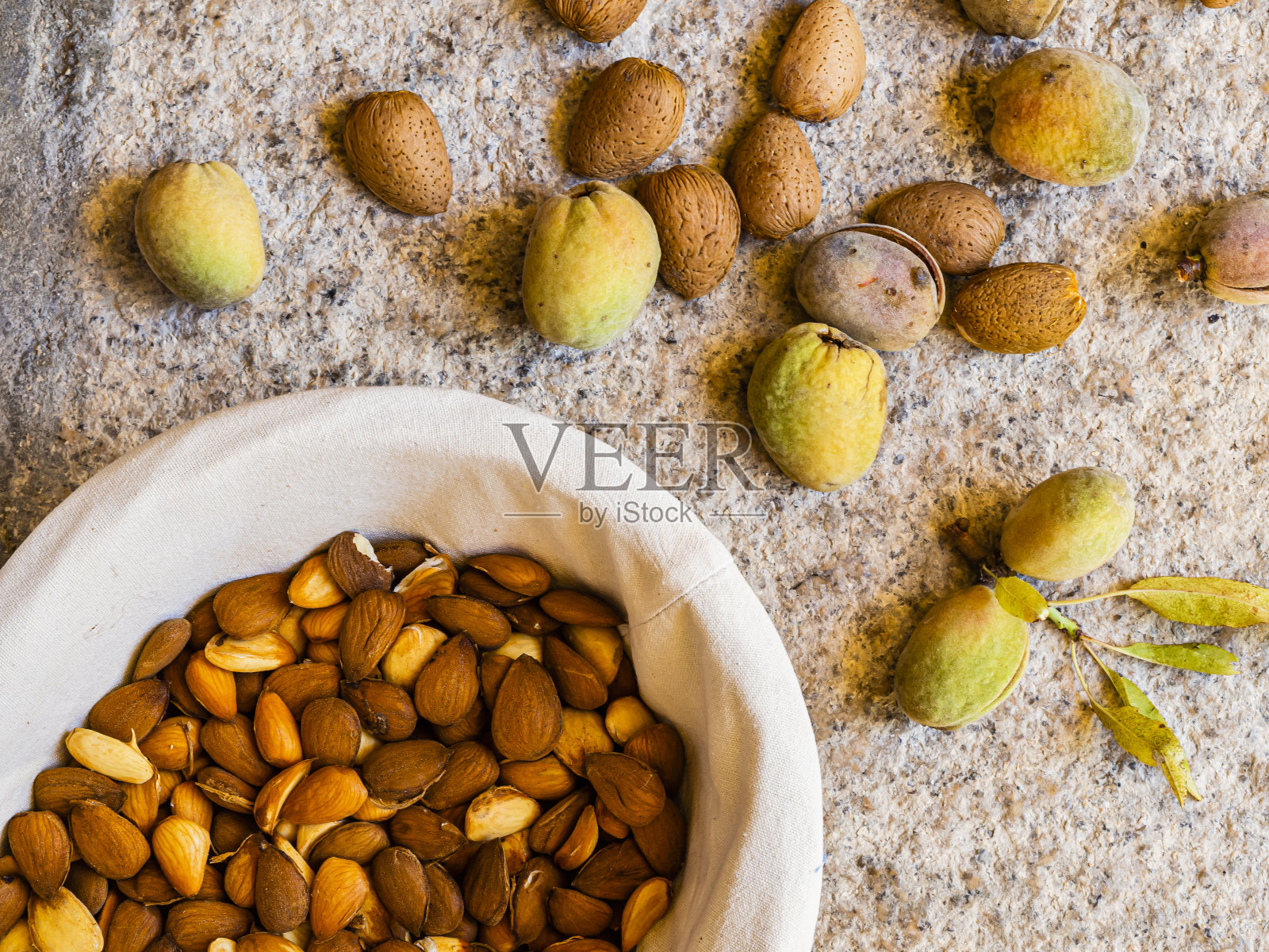 篮子杏仁。照片摄影图片