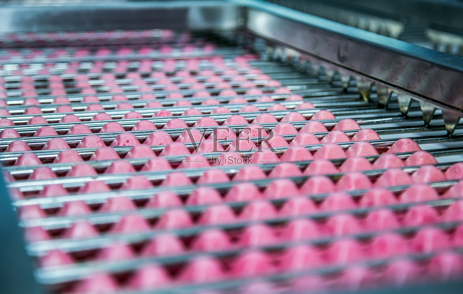 糖果工厂。糖果生产过程。带糖果的传送带。照片摄影图片