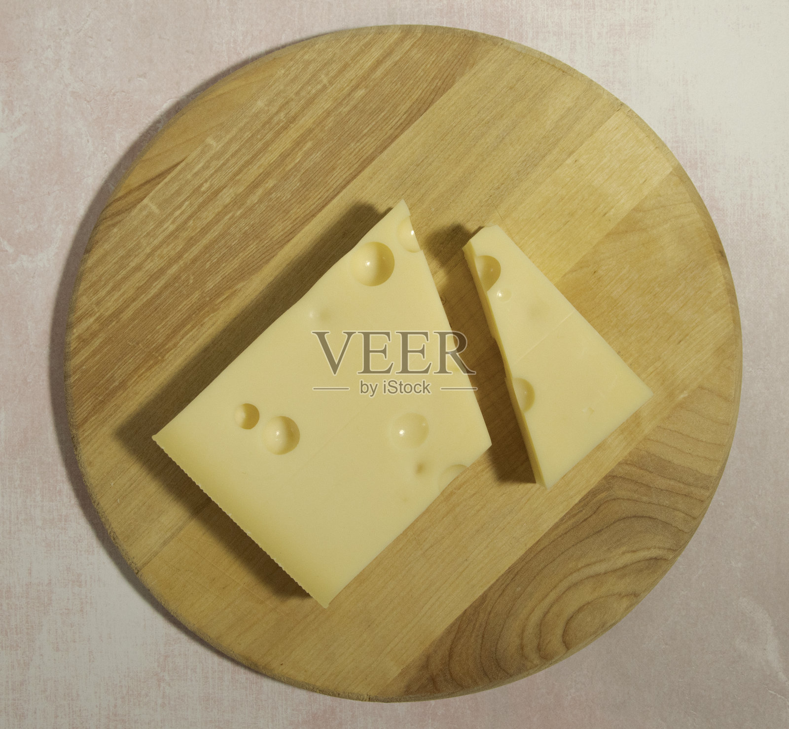 艾曼塔尔奶酪接近切圆板04照片摄影图片