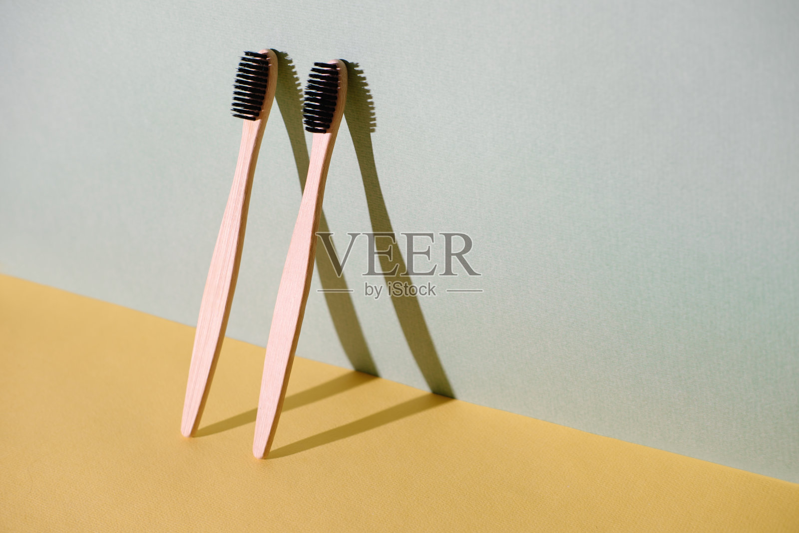 两个竹牙刷。生态生活，永续美容。照片摄影图片