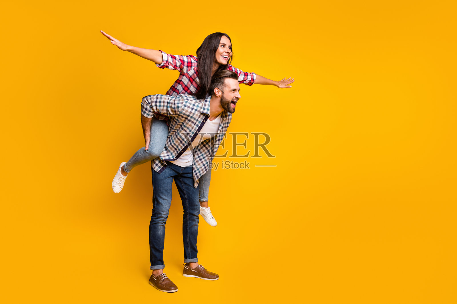 全长身体大小的可爱的夫妇猪背有乐趣愚弄拷贝空间孤立在明亮的黄色背景照片摄影图片