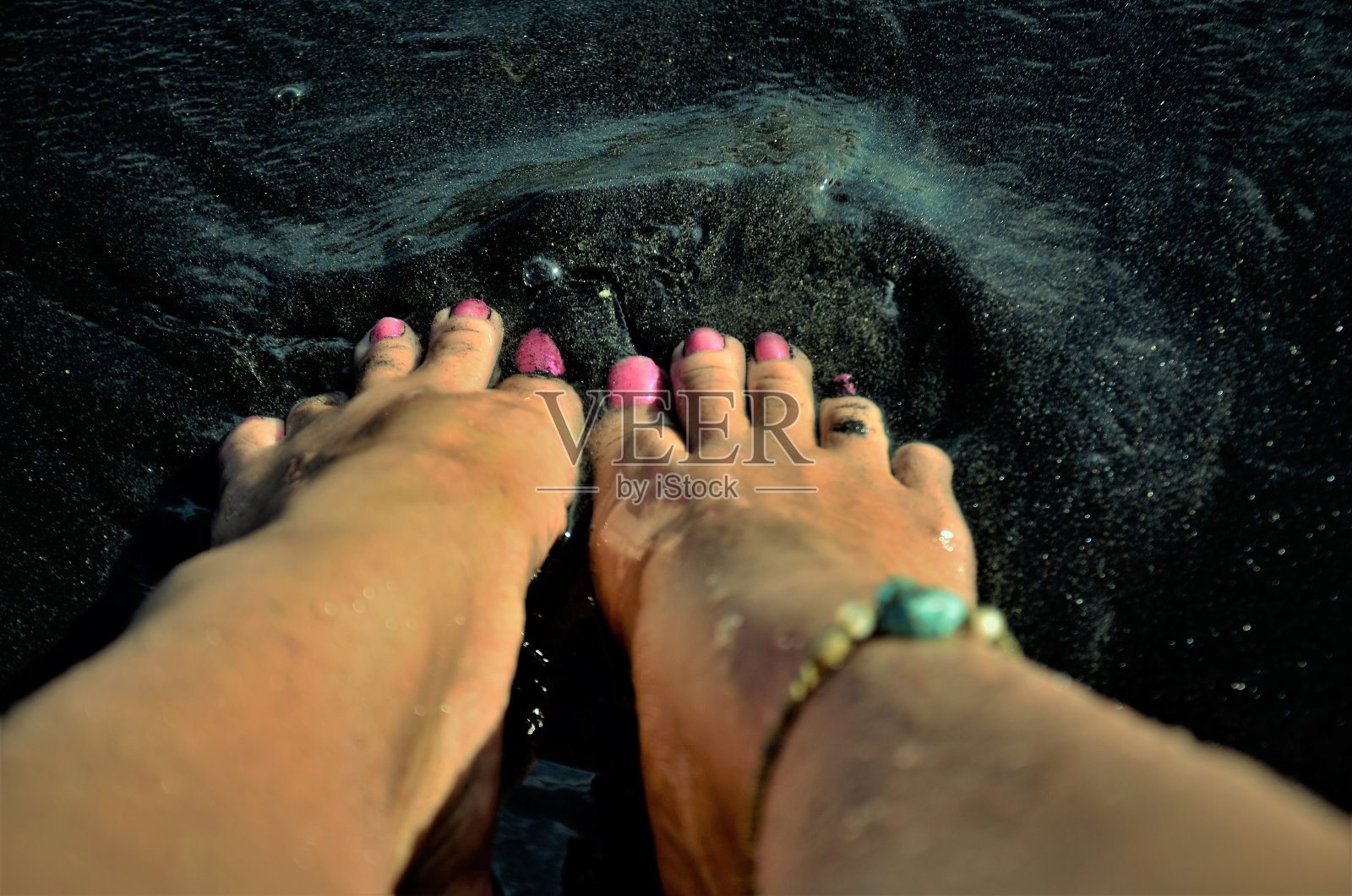 用你的脚在修道院的沙子里移动照片摄影图片