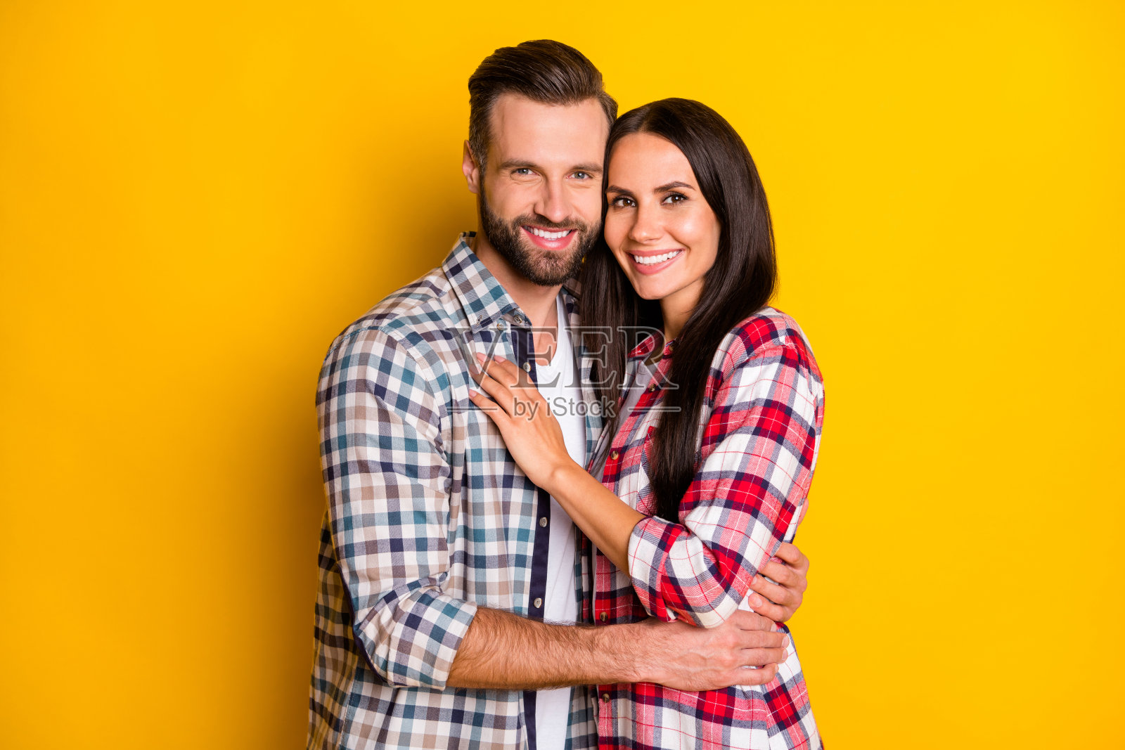 夫妇拥抱孤立的照片肖像鲜明的黄色背景照片摄影图片