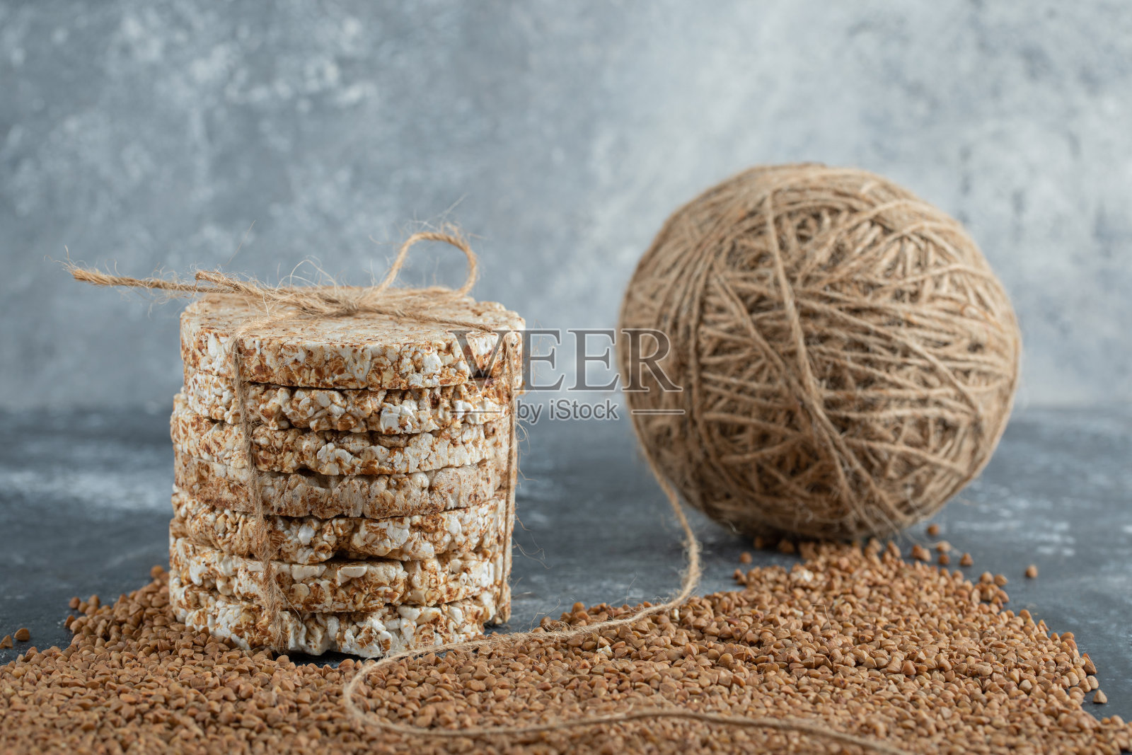 美味的脆饼，纱线和生荞麦在大理石的背景照片摄影图片