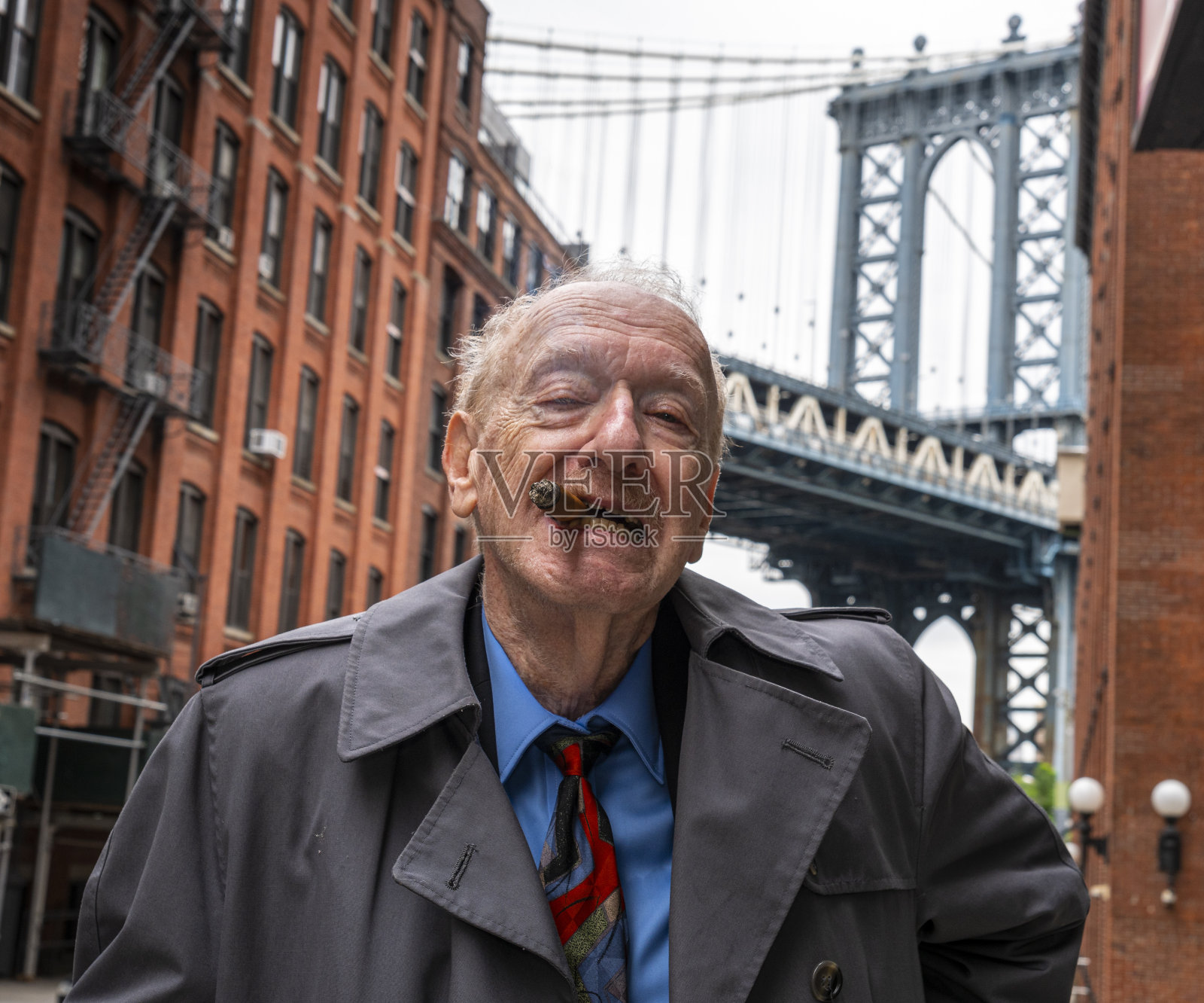 抽着雪茄的典型纽约老年男人肖像照片摄影图片