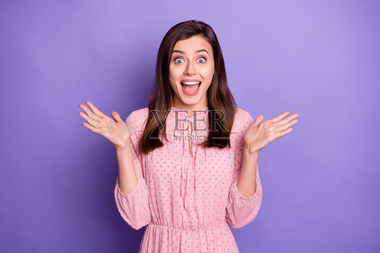 照片高兴有趣的女士手臂，手掌向上张开的嘴穿复古服装孤立在紫色的背景照片摄影图片