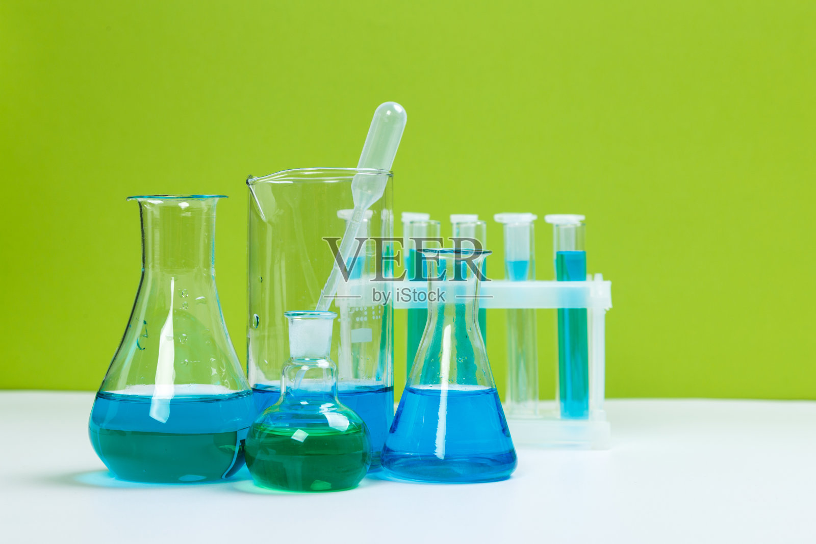 桌子上有不同颜色溶液的实验室玻璃器皿照片摄影图片