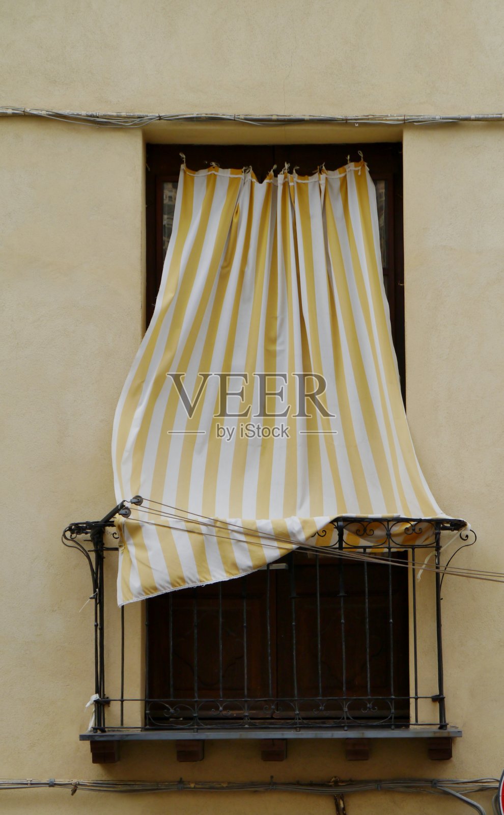 窗帘被风吹过窗户照片摄影图片