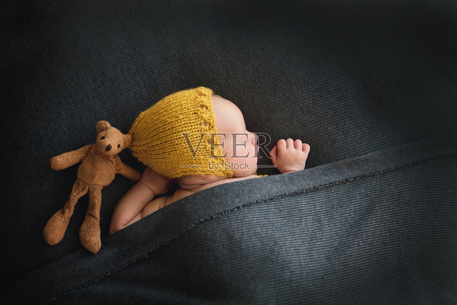 新生儿睡觉照片摄影图片