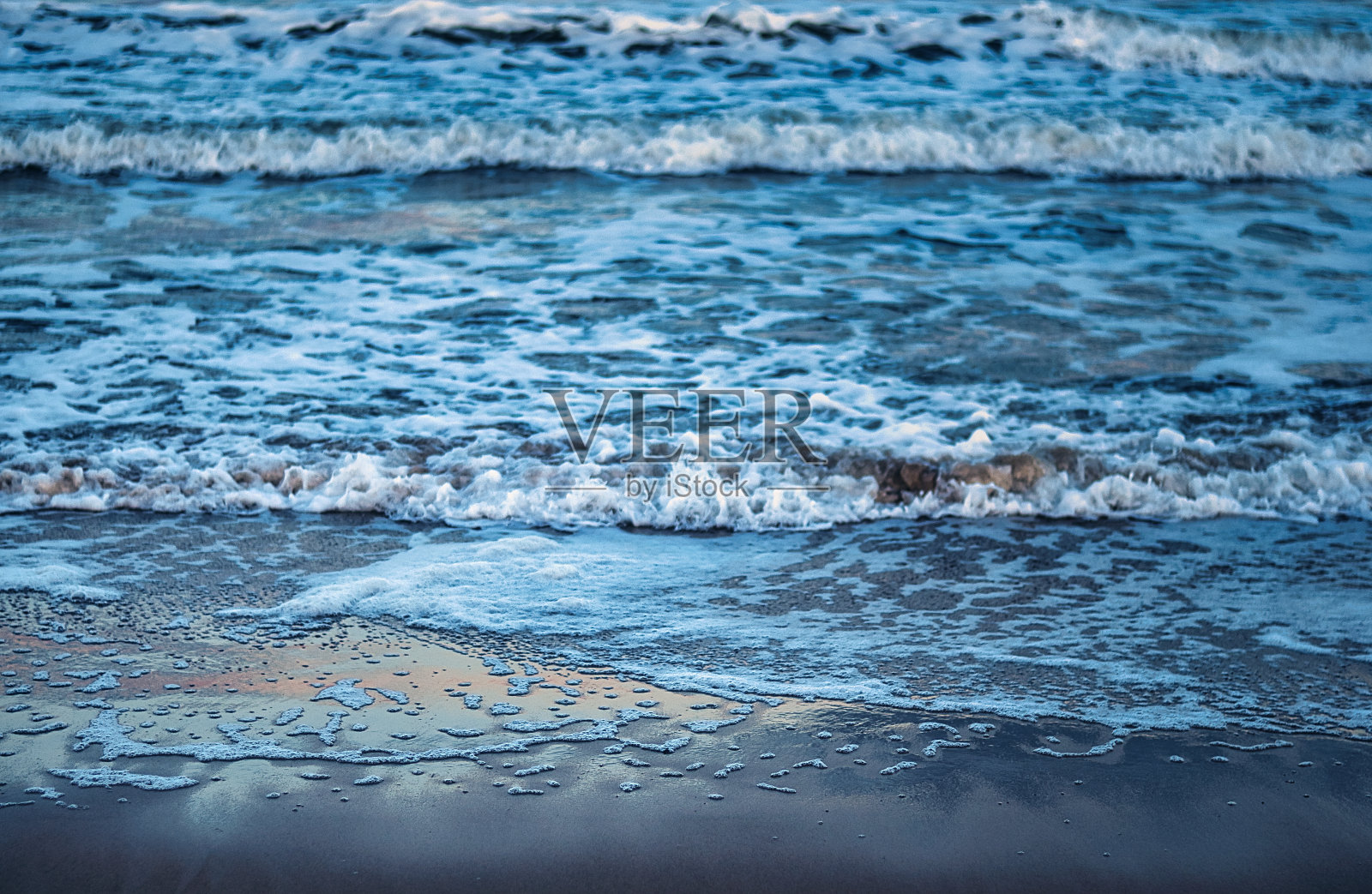 英国诺森伯兰郡布莱斯海滩，海浪和潮湿的沙子。照片摄影图片