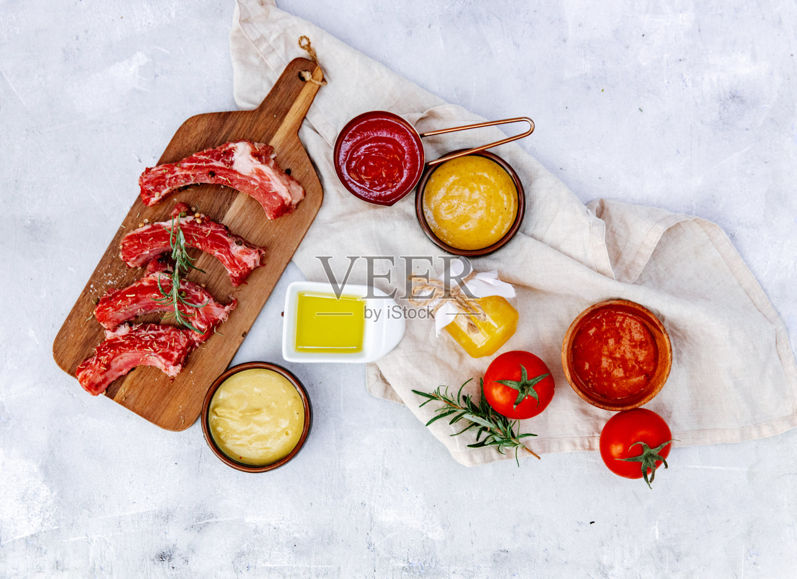 俯视图生排骨和香料，新鲜排骨排骨照片摄影图片