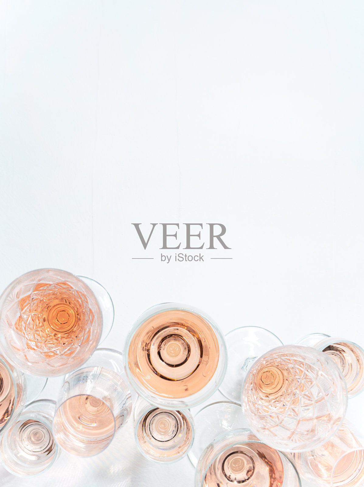 起泡的玫瑰葡萄酒在不同的杯子上白色的背景与复印空间照片摄影图片