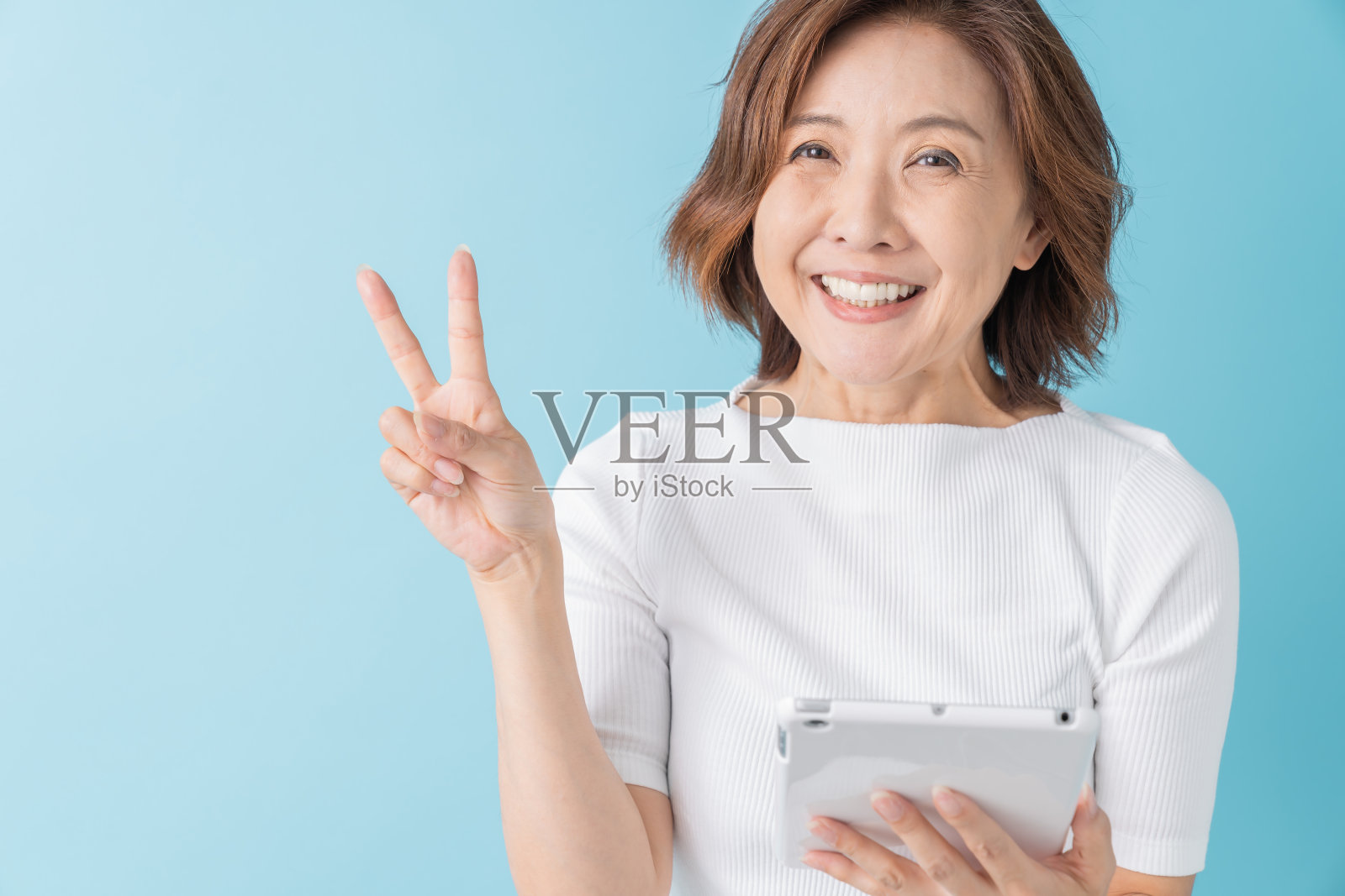 使用平板电脑的老年妇女照片摄影图片