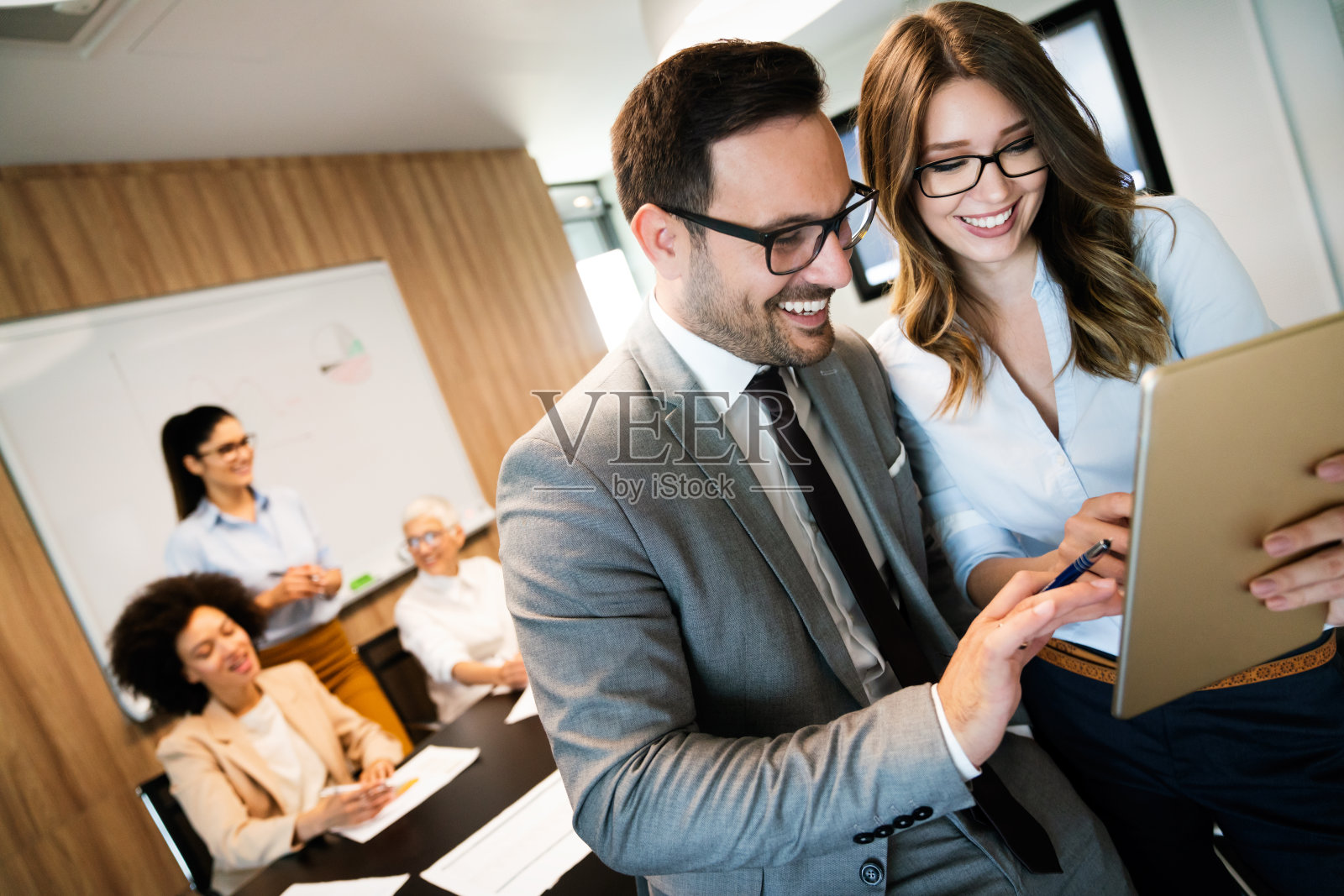 在办公室工作的商务人员协作和分析照片摄影图片