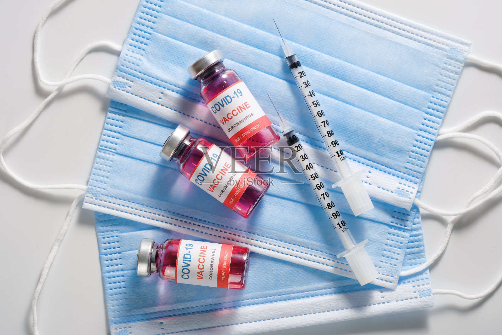 3个用于COVID-19疫苗接种的疫苗玻璃瓶和注射器照片摄影图片